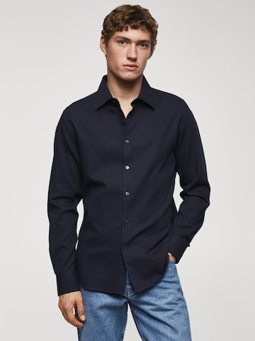 Coupe regular Chemise 'Arthur' MANGO MAN en bleu : devant