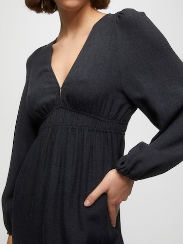 Rochie de la Pull&Bear pe negru