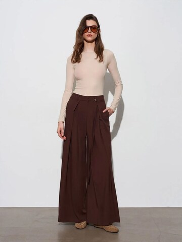 Dilvin Wide leg Pants in Brown: front