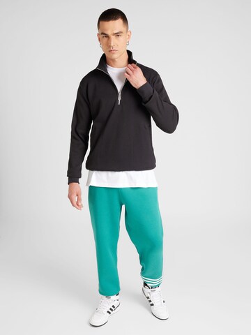 ADIDAS ORIGINALS Sweatshirt 'ESS' in Zwart