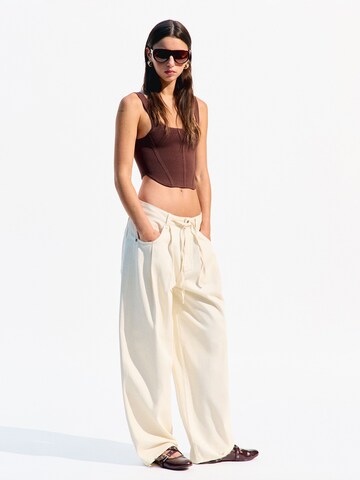 Loosefit Pantaloni con pieghe di Bershka in beige: frontale