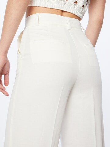 Regular Pantalon à plis Sisley en blanc