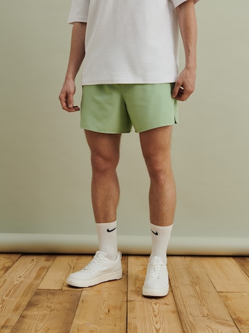 DAN FOX APPAREL Regular Badeshorts 'Yigit' in Grün