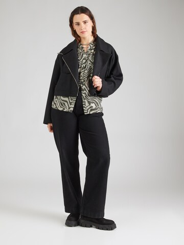 ONLY Carmakoma - Blusa 'RIthilda Anita' en verde