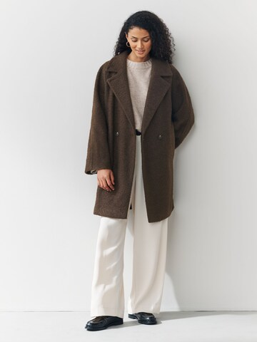 Next Mantel in Braun