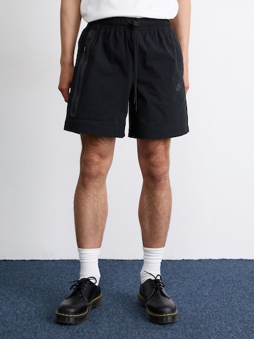 Nike Sportswear Loosefit Nadrág 'Tech' - fekete: elől