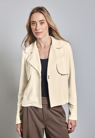 STREET ONE Kurzer Struktur-Trenchcoat in Beige: Vorderseite