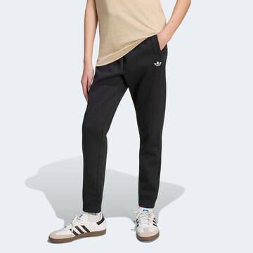 ADIDAS ORIGINALS - Tapered Pantalón en negro: frente