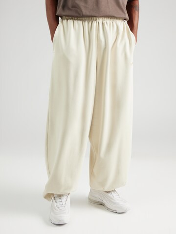 Nike Sportswear Tapered Broek 'CLUB' in Beige: voorkant