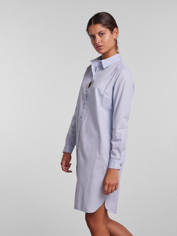 Robe-chemise PIECES en bleu : devant