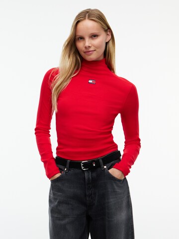 Tricou de la Tommy Jeans pe roșu: față