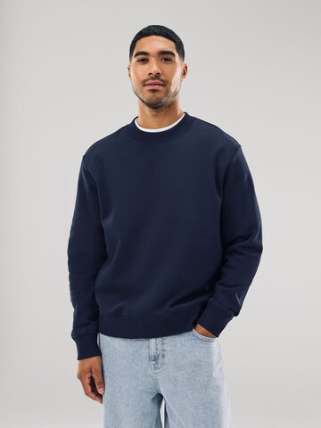 Next Sweatshirt i blå: framsida