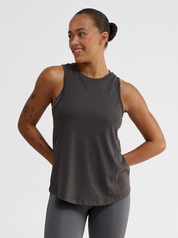 Haut de sport Hummel en marron : devant