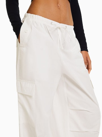 BershkaWide Leg/ Široke nogavice Cargo hlače - bijela boja