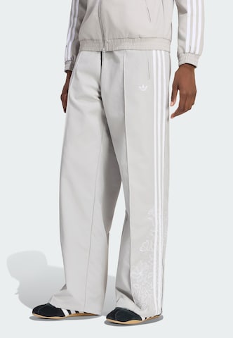 ADIDAS ORIGINALS - Perna larga Calças 'Firebird' em cinzento: frente