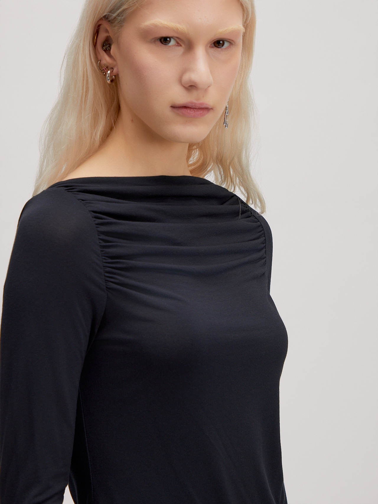 EDITED T-shirt 'Giana' noir