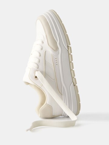 Sneaker bassa di Bershka in bianco