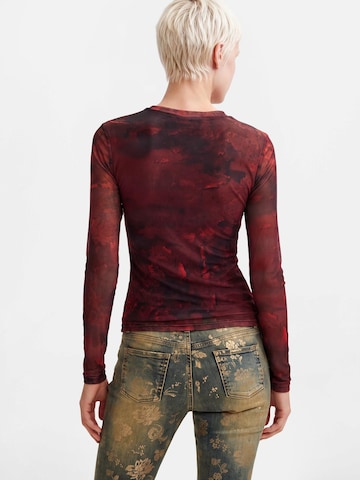 Tricou de la Desigual pe roșu