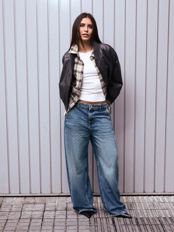 Bershka Wide leg Jeans in Blue: front