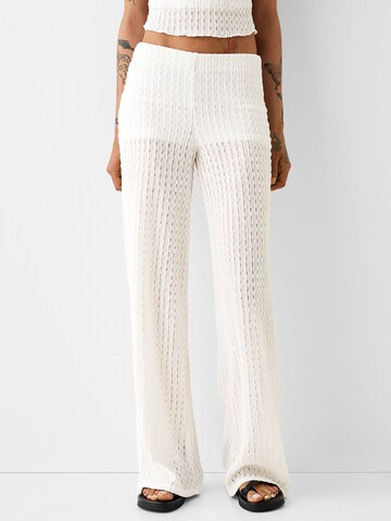 Bershka Wide leg Pants in White: front