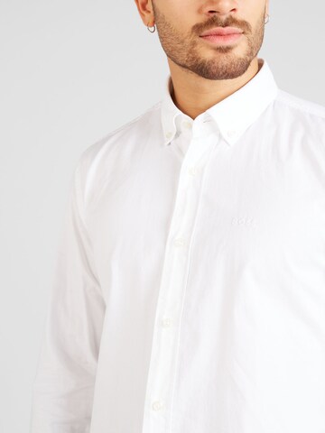 Coupe regular Chemise BOSS en blanc