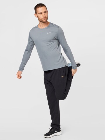 NIKE Functioneel shirt 'Miler' in Grijs