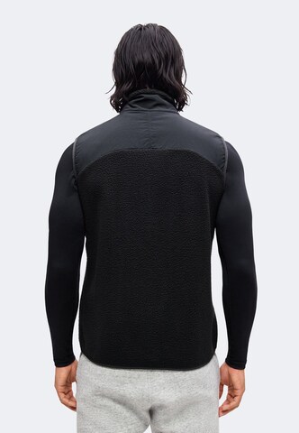 Champion Vest in Black