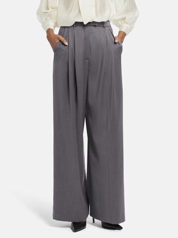 Nicowa Slimfit Anzughose 'ROSCIWO', weites Bein, Bundfalten, Model trägt Größe 34 in Grau: Vorderseite