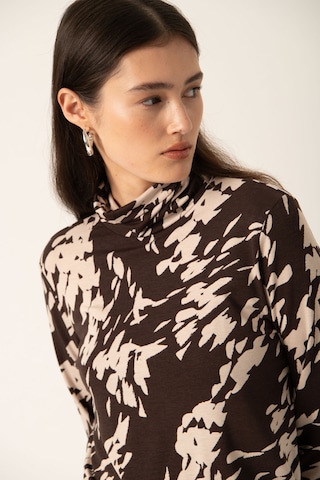 T-shirt 'Hanadi' SOAKED IN LUXURY en marron