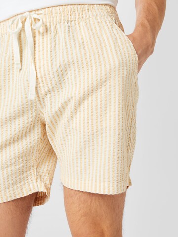 Regular Pantaloni de la Cotton On pe galben