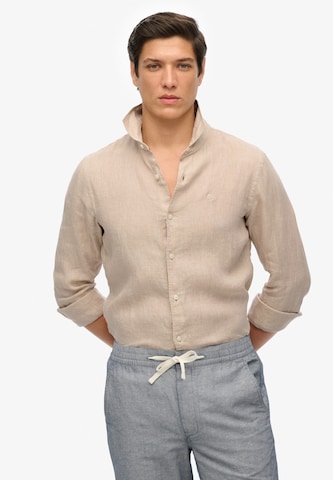 Coupe regular Chemise 'Vacation' Superdry en beige : devant