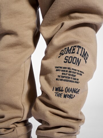 SOMETIME SOON Tapered Broek 'Dimas' in Bruin