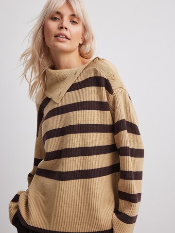 Pull-over NA-KD en beige : devant