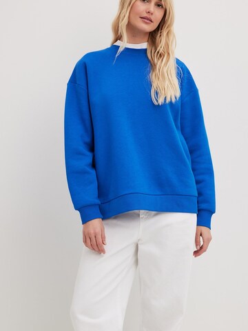 Sweat-shirt NA-KD en bleu : devant