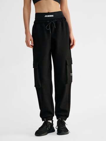 Hummel Tapered Cargobroek in Zwart: voorkant