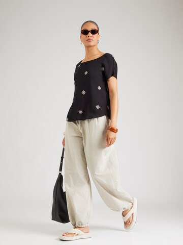 Hailys Pusero 'Fa44rine' värissä musta