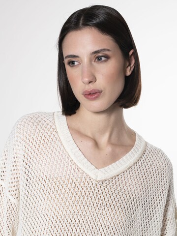 Influencer Sveter 'Holed pattern pull' - Biela