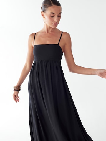 Abito da sera 'Aster' di St MRLO in nero