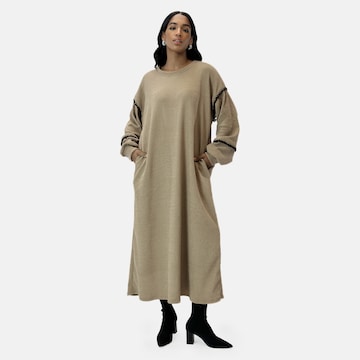 Elara Jurk in Beige: voorkant