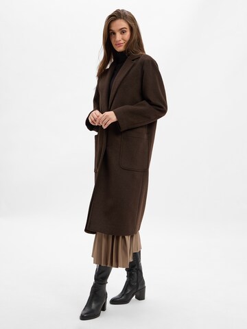 Manteau d’hiver Marie Lund en marron : devant