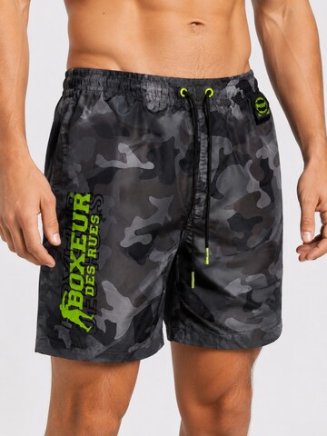 Boxeur des Rues Boardshorts 'Herren Badeshorts Boxeur des Rues, Grau Camouflage, Neongrünes Logo' in Grijs
