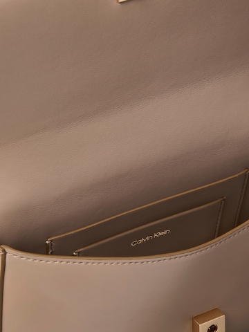 Calvin Klein Schoudertas in Bruin