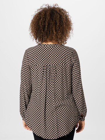 ONLY Carmakoma - Blusa en negro