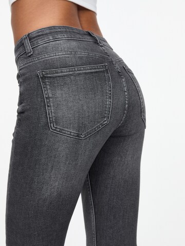 Pull&Bear Flared Jeans in Grey