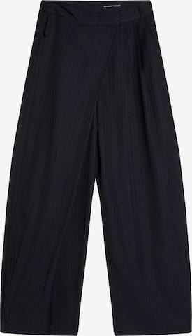 BershkaLoosefit Hlače s naborima - plava boja: prednji dio