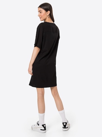 Rochie de la Superdry pe negru