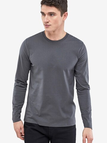 Next T-shirt i grå: framsida