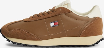 Baskets basses Tommy Jeans en marron : devant