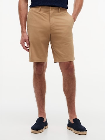 TOMMY HILFIGER Regular Панталон Chino 'DENTON ESS' в кафяво: отпред