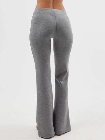 Flared Pantaloni di Busem in grigio